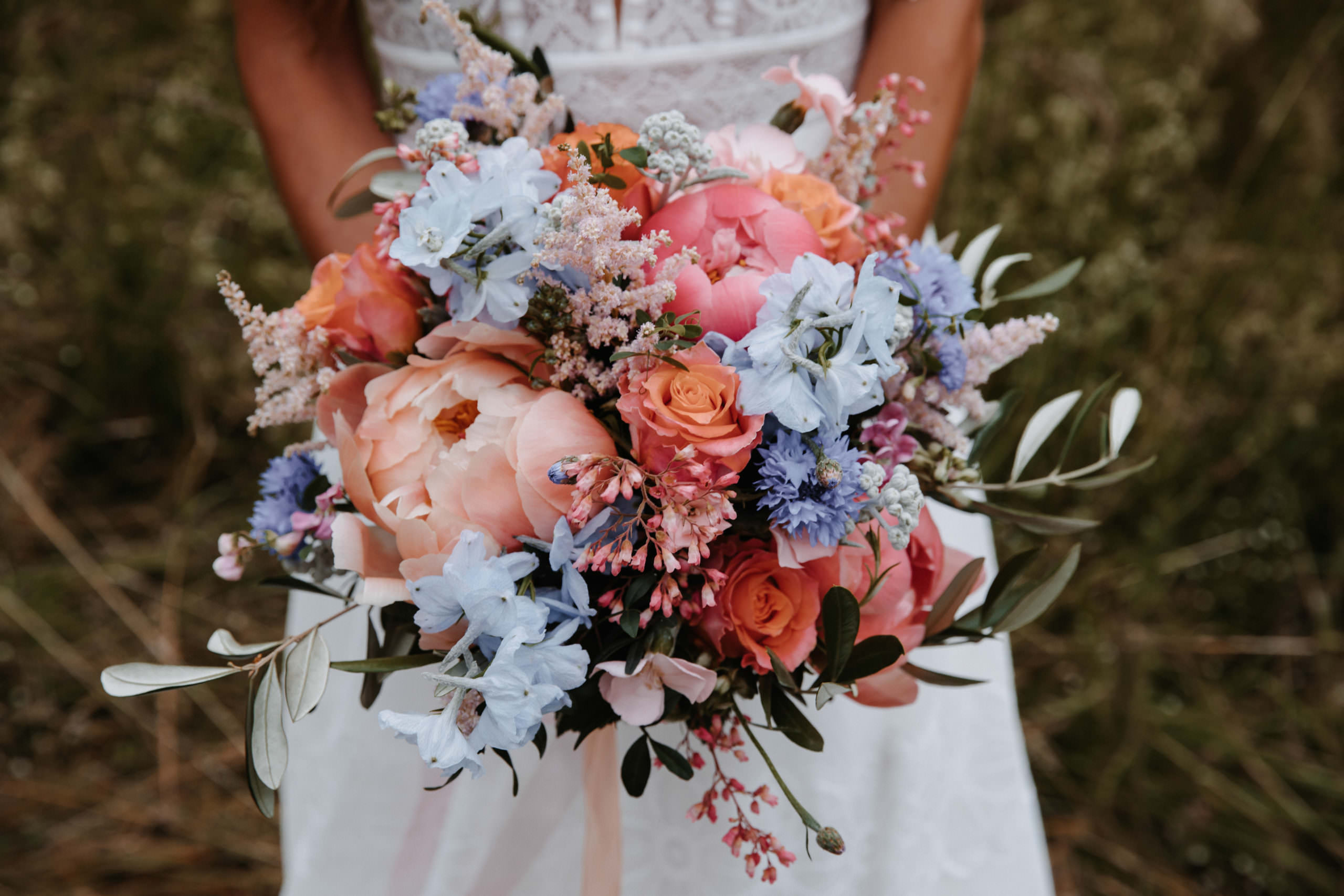 Brautstrauß hellblau, rosa und peach. Frühlingsbrautstrauß